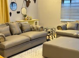 Spacious Modern 3-Bedroom Foxdale, hotel com estacionamento em Foxdale Estates