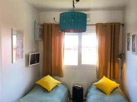 Compact living with all you need, close to the centre!, hotel que acepta mascotas en R&oslash;ros