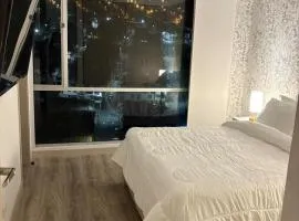 Apartamento moderno con balcón y vista a la ciudad cerca al mall plaza