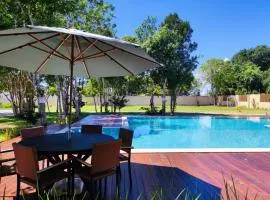 Casa incrível no Arraial D'Juda, Praia de Pitinga com churrasqueira e banheira, em condominio piscina e parque infantil