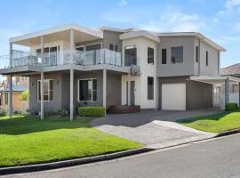 4-Bedroom Family Retreat, Just 50m to Boyds Beach, Kiama Downs