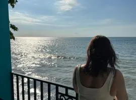 Beachfront balcony 2nd floor retreat Sleeps 6