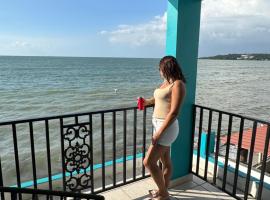 Beachfront balcony 2nd floor retreat Sleeps 6, hotel in Guanaiibo