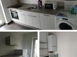 Privatroom small 5 min from Railstation, hotel em Koblenz