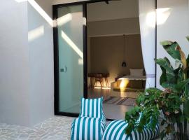 One bed room - 5 minutes to beach and cafe, hotel in Denpasar
