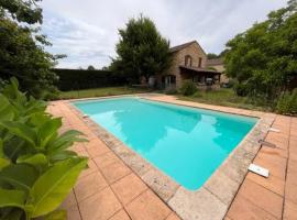 Gîtes OSTAL de Marcillac avec piscine - Petit Bois, hotel di Capelou