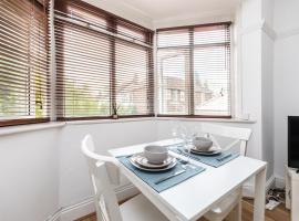 Beautiful 2 Bedroom Flat on Street Lane, Hotel in Moortown