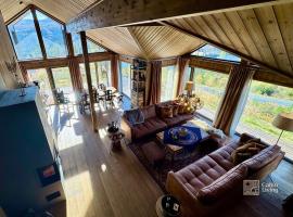 Modern cabin with panoramic view, sauna and fire pit、Espedalenのホテル