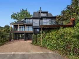 Treetop Hideaway - Ohope Holiday home, hotel in Ohope Beach