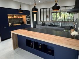 Grand gîte en pleine nature, hotel u gradu Dom