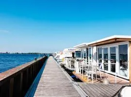 Floating holiday home close to AMS