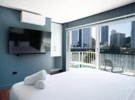 Riverfront Villa 6 Surfers Paradise with Pool