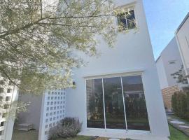 Valley View Villa Songkhon - 3BR Pool Paradise, hotel v destinaci Sara Buri