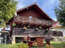 3 Bed Chalet Sleeps 8 -Fireplace & Enclosed Garden, hotel di Sohodol
