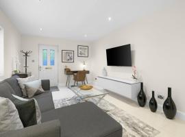 Modern Comfort 2-Bedroom, 2-Bathroom House, Hotel in Chessington
