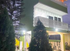 3-in-1 Stylish City Condo with Private Rooftop for Guest and Guest Visitors Only, condo em Amasaman