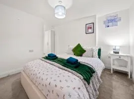 Harbour Suite Luxury Central 3BR House By AltoLuxo Short Lets Serviced Accommodation With Free Wifi & Parking