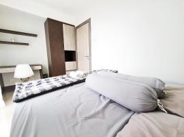 Homey and comfy 1Br Apt Anwa Residence By LuckyStay, hotel a Kampungutan
