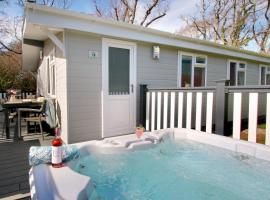 2 Bedroom Superior Lodge with Hot Tub, ξενοδοχείο σε Milford on Sea