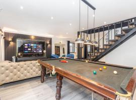 Viesnīca Slough Fun Home with Hot tub, Cine, Garden & Parking pilsētā Colnbrook