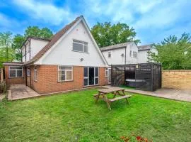 Slough Fun Home with Hot tub, Cine, Garden & Parking