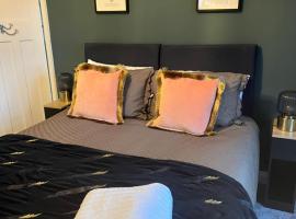 4 BRD House, with Double Parking, hotel in Earley