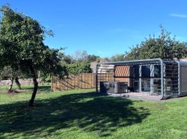 Glamping Pod with Hot Tub in Orchard, hotel in Hubberston