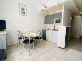 A proximité du cinéma et du marché, à 150 m de la plage