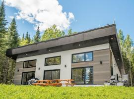 Chalet à louer au bord d'un lac avec spa, hotel in La Baie
