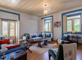 Casa Turquesa Pet-Friendly, Riverfront Home, hotel a Constância