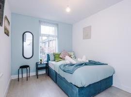 6BR Home - Sleeps 15 - Ideal for Contractors & Group Stays - Parking, hotel in Castleton