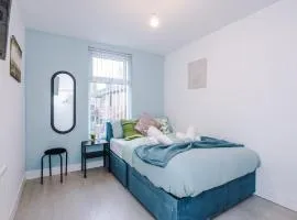 6BR Home - Sleeps 15 - Ideal for Contractors & Group Stays - Parking