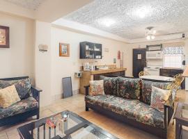 Family Getaway Suite at Hummingbird Home Suites Gold Standard Certified, hotel in San Pedro