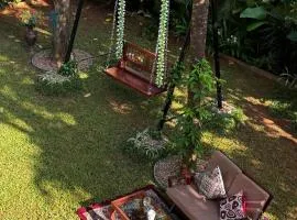 Scarlet's Cottage & Tea Garden