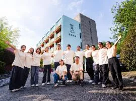 Yangshuo Courtyard Hotel - An all-English team by the Li River