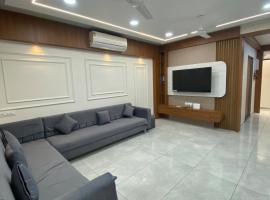 Home away from Home close to Swaminarayan Temple, ξενοδοχείο σε Nadiād