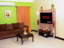 Luxury Tropical Escape Pool & Gym Sleeps 7, hotel in Richmond