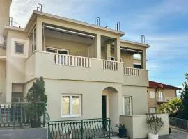 Awesome Apartment In Duce With House Sea View