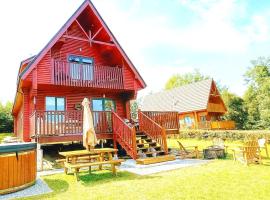 Luxury Winter Woodland Retreat I Charming Log Cabin I Lake View & Marina Access I Open Fire I Private Hot Tub & Sauna, Hotel in Belturbet