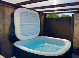 Town House with Hot Tub & Free Parking