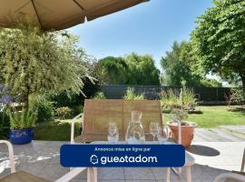 Maison du Bonheur - Parking - Wifi, hotel v destinaci Vains