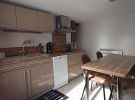 Maison cosy en pierre parking centre，維泰勒的飯店