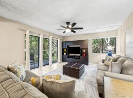 Pool View Beachwood Condo, hotel in Fernandina Beach