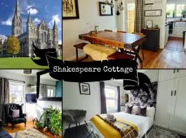'Shakespeare Cottage' - Free Parking near Salisbury Railway Station & Walk to City