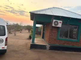 Dewclaw Baobob Safari Lodge, accommodation in Mfuwe