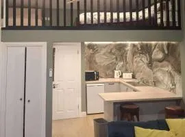 Studio - Sleeps 4 - Garden - Parking - Wifi