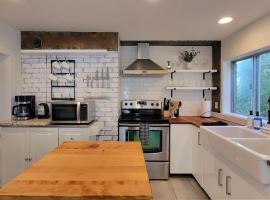 Rosewood Landing by WanderLodges - Hot tub - Sauna, hotel in Medford