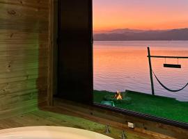 Chalé na beira da lagoa com vista, hotel in Imbituba