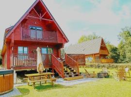 Luxury Winter Woodland Retreat I Charming Log Cabin I Lake View & Marina Access I Open Fire I Private Hot Tub & Sauna, hotel with hot tubs in Belturbet