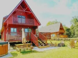 Luxury Woodland Retreat I Charming Log Cabin I Lake View & Access I Private Hot Tub & Sauna